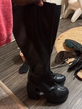 Heeled boots